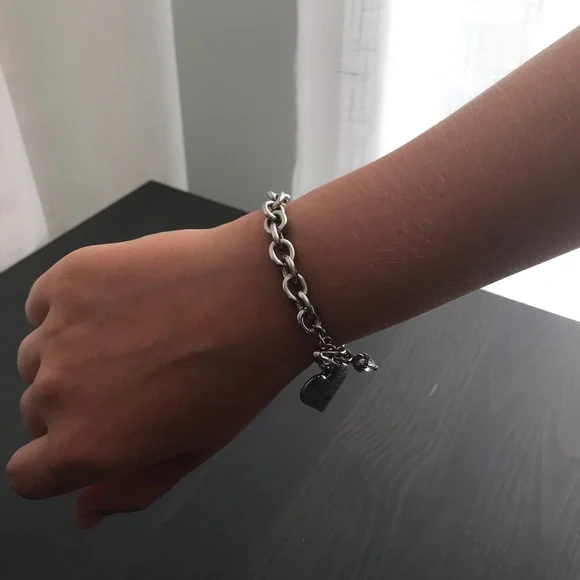 🔺Guess Metal Heart Bracelet - Picture 2 of 6